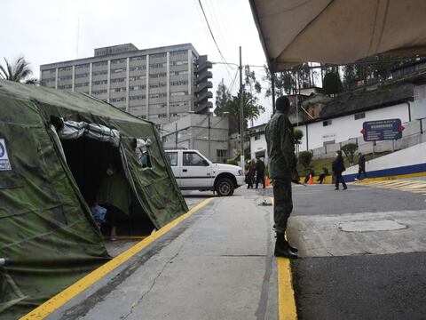En Quito, hospital atiende a pacientes COVID-19 hasta en carpas y faltan  espacios