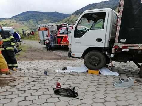 En Carchi, hombre falleció aplastado tras ceder camión mientras lo reparaba