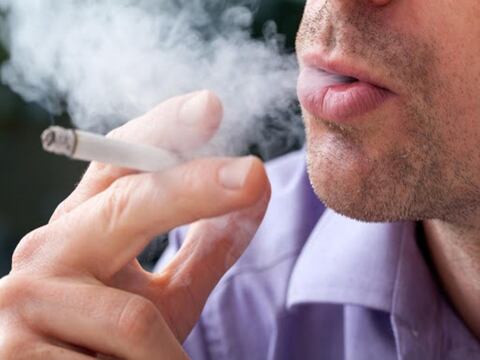 Fumar está ligado con un mayor riesgo de enfermedad grave y muerte en pacientes hospitalizados por COVID-19, según la OMS
