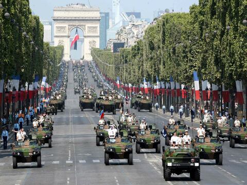 París celebra la fiesta nacional de Francia antes de la final del Mundial