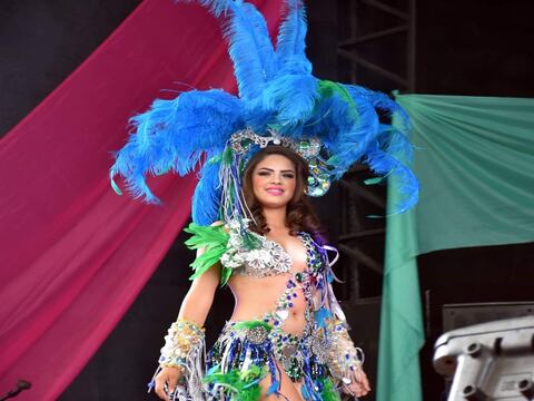 Elección de reina y baile para celebrar el carnaval en la cabecera cantonal 