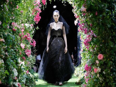 Dior rinde homenaje a las mujeres que llevan el peso del mundo