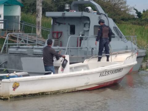 Detienen embarcación que navegaba sin documentos por los ríos Guayas y Daule