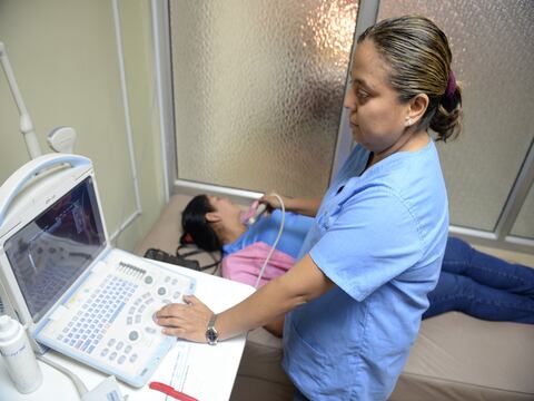 Correcto diagnóstico es fundamental para que pacientes le ganen la batalla al cáncer de mama en Ecuador