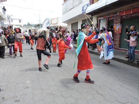 Diablos de Píllaro se toman la plaza de San Francisco, en Quito