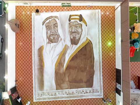 Una saudita realiza "la pintura de café más grande" del mundo