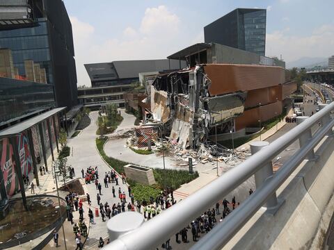 Se derrumba exclusivo centro comercial en capital de México