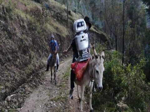 Un profesor peruano crea un robot que ayuda con la enseñanza en quechua a estudiantes de zonas lejanas