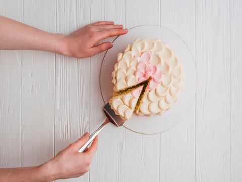  Esta es la forma correcta de cortar los pasteles