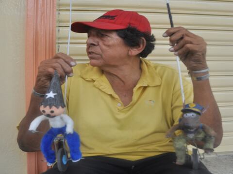 Juguetero guayaquileño crea varias figuras con espumafón y otros materiales