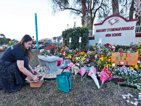 Sobrevivientes recuerdan la masacre de Parkland un año después