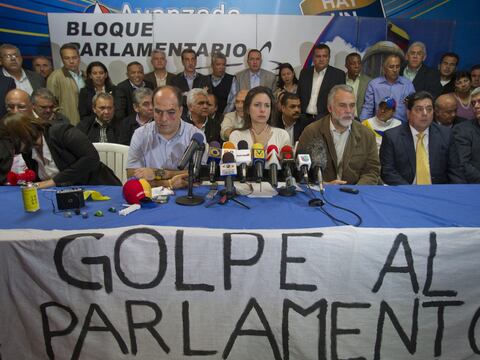 Legisladores venezolanos se enfrentan a golpes en sesión