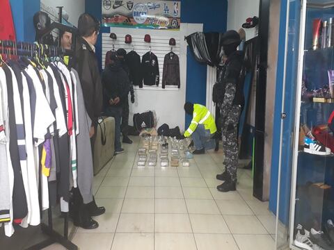 Por operativo Valentín se incautó 23 kilos de marihuana en un local de ropa en Cuenca