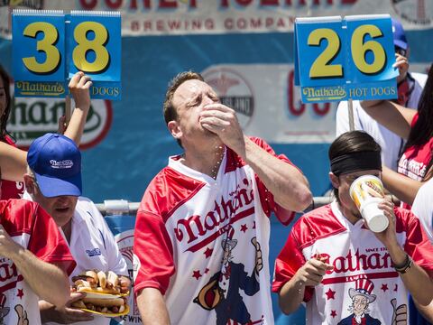 Hombre eleva su récord al comer hot dogs en celebraciones de Estados Unidos