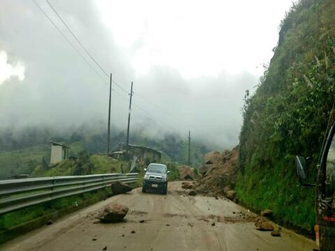Dos deslizamientos de tierra bloquean paso en la vía Loja-Zamora