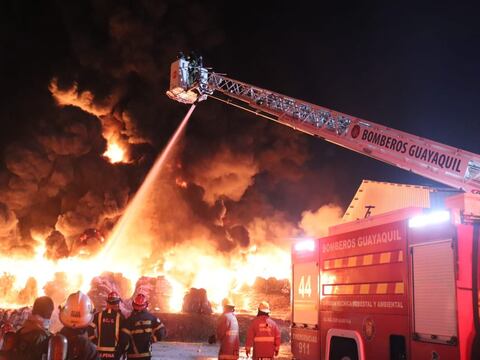 Dos personas afectadas por incendio registrado en una fábrica sobre la vía a Daule