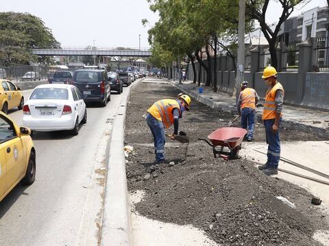 Por trabajos de pavimentación se cierran dos carriles de tramo entre avenidas Quito y Pedro Menéndez Gilbert por 15 días