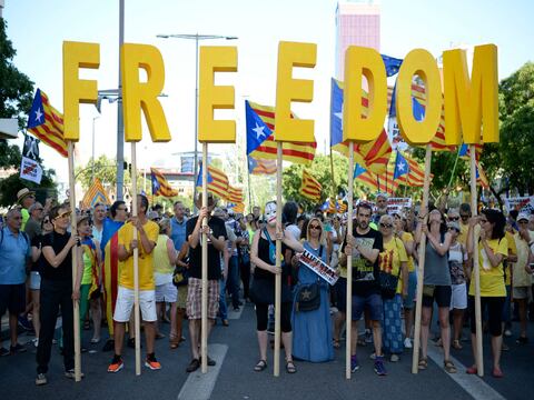 Miles protestan en Barcelona para pedir la liberación de líderes independentistas