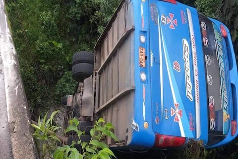 Un niña falleció y hay otros seis heridos por choque entre dos buses en vía al Auca, en Orellana