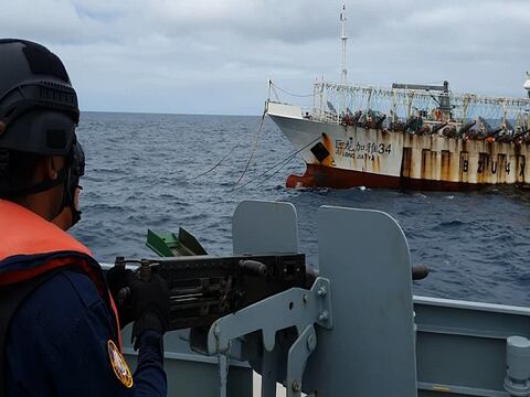 La flota china que cercó Galápagos arrasa con el mar y evade regulaciones