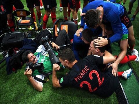 Fotógrafo que fue aplastado por futbolistas croatas, invitado a conocer el país de los subcampeones del Mundial 