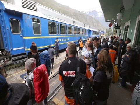 Huelga bloquea tren a Machu Picchu, miles de turistas varados