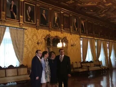 Rosalía Arteaga visitó el Palacio de Carondelet para apreciar su retrato presidencial