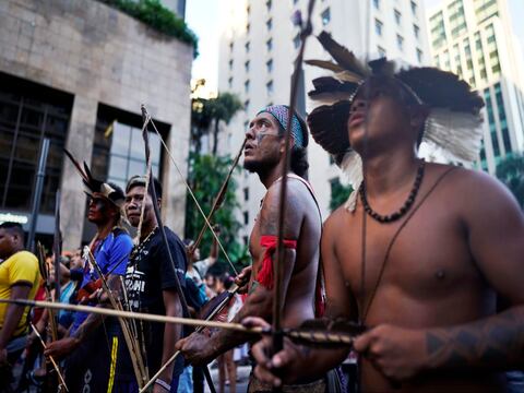 'Naturaleza furiosa', el lema de las protestas indígenas contra Bolsonaro en Brasil
