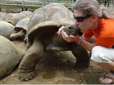 Galápagos: Turista ruso publica en redes sociales fotos tocando especies protegidas