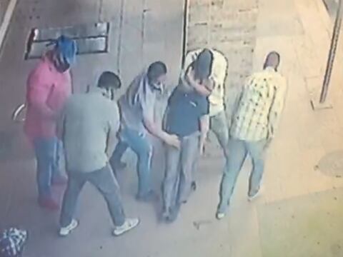 Cinco sujetos roban a ciudadano en el centro de Guayaquil; cámara de videovigilancia captó el hecho