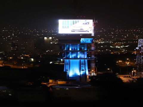 Iluminaron torre con luces led en honor a Guayaquil