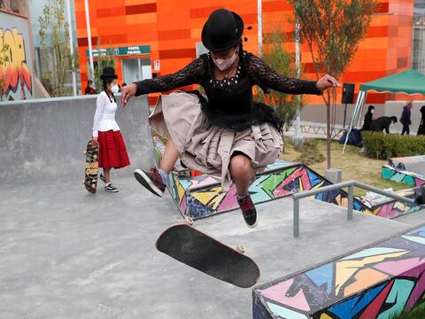 Mujeres indígenas de Bolivia promueven el patinaje 