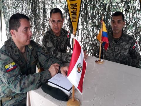 Ecuador y Perú coordinan acciones militares para combatir actividades ilegales en la zona de frontera