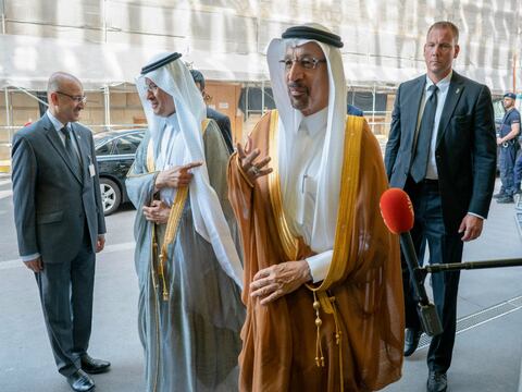 Reducción de producción de petróleo se prolongará nueve meses, acuerda OPEP y aliados