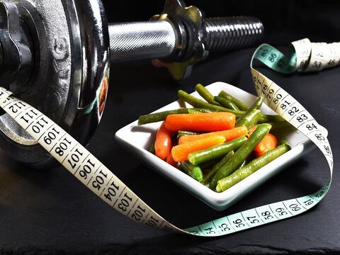 ¿Por qué se debe ser cauteloso al cambiar nuestra alimentación para bajar de peso?