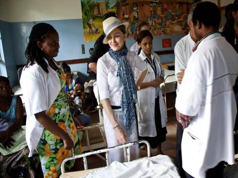 Madonna visita hospital financiado por su ONG en Malawi