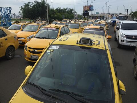 Taxistas suspenden paro de actividades en Manta tras acuerdo con alcalde