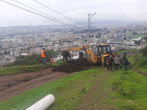 Por rotura de tubería de conducción, en el noroccidente de Quito fue suspendido el servicio de agua potable