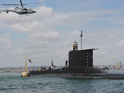Ejercicios navales con un submarino en Manta