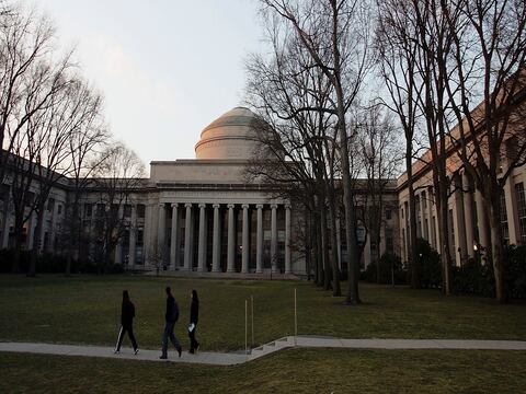 Universidades de EE. UU. demandan al gobierno por norma que revoca visas para estudiantes extranjeros