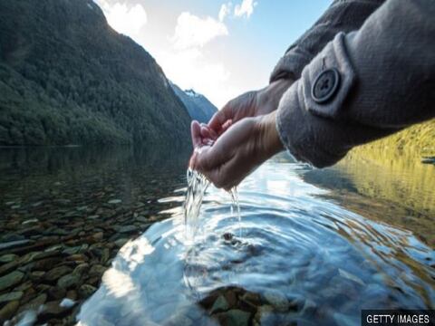 Qué hay detrás de la moda de beber agua cruda (y qué riesgos conlleva para la salud)