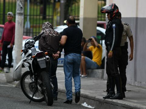 Balacera y dos detenidos tras asalto en el centro de Guayaquil
