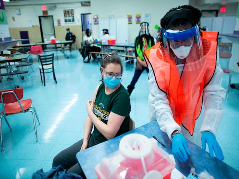 Nueva York inaugura centros que atenderán las 24 horas para vacunar contra el COVID-19