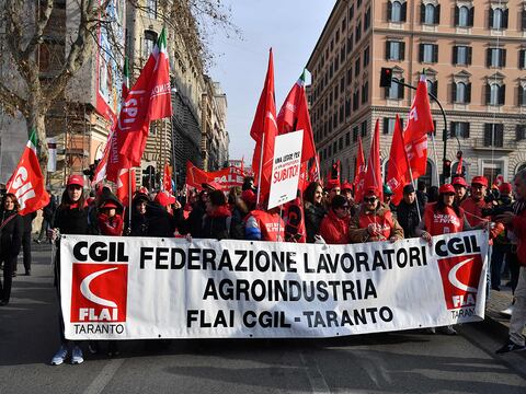 Italia: Sindicatos forman masiva manifestación contra el gobierno