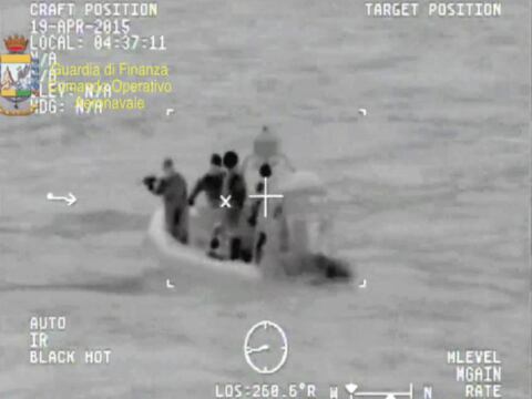 Sobreviviente dice que 950 migrantes viajaban en barco naufragado en el Mediterráneo
