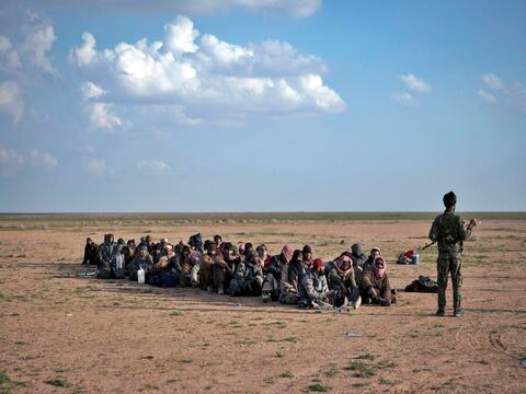 Civiles abandonan bastión del Estado Islámico en Siria