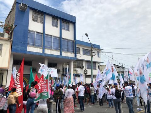 Organizaciones políticas protagonizaron marcha frente al edificio del CNE en Machala