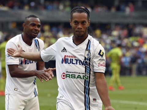 Dinho bailó samba en estadio Azteca