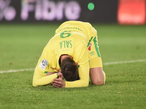 En su último gol, Emiliano Sala recibió el abrazo de los hinchas de Nantes