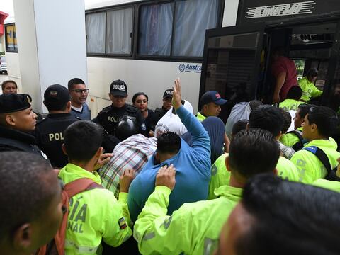 Prisión preventiva para 26 sospechosos de ingreso de armas en ambulancia a la Penitenciaría de Guayaquil
